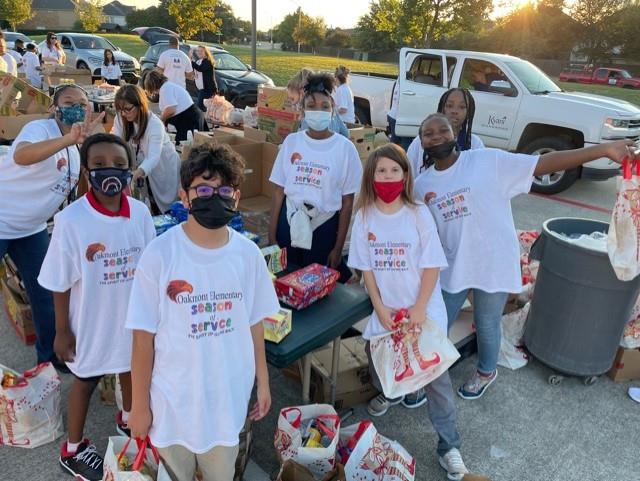 Oakmont Elementry students passing out foods to families